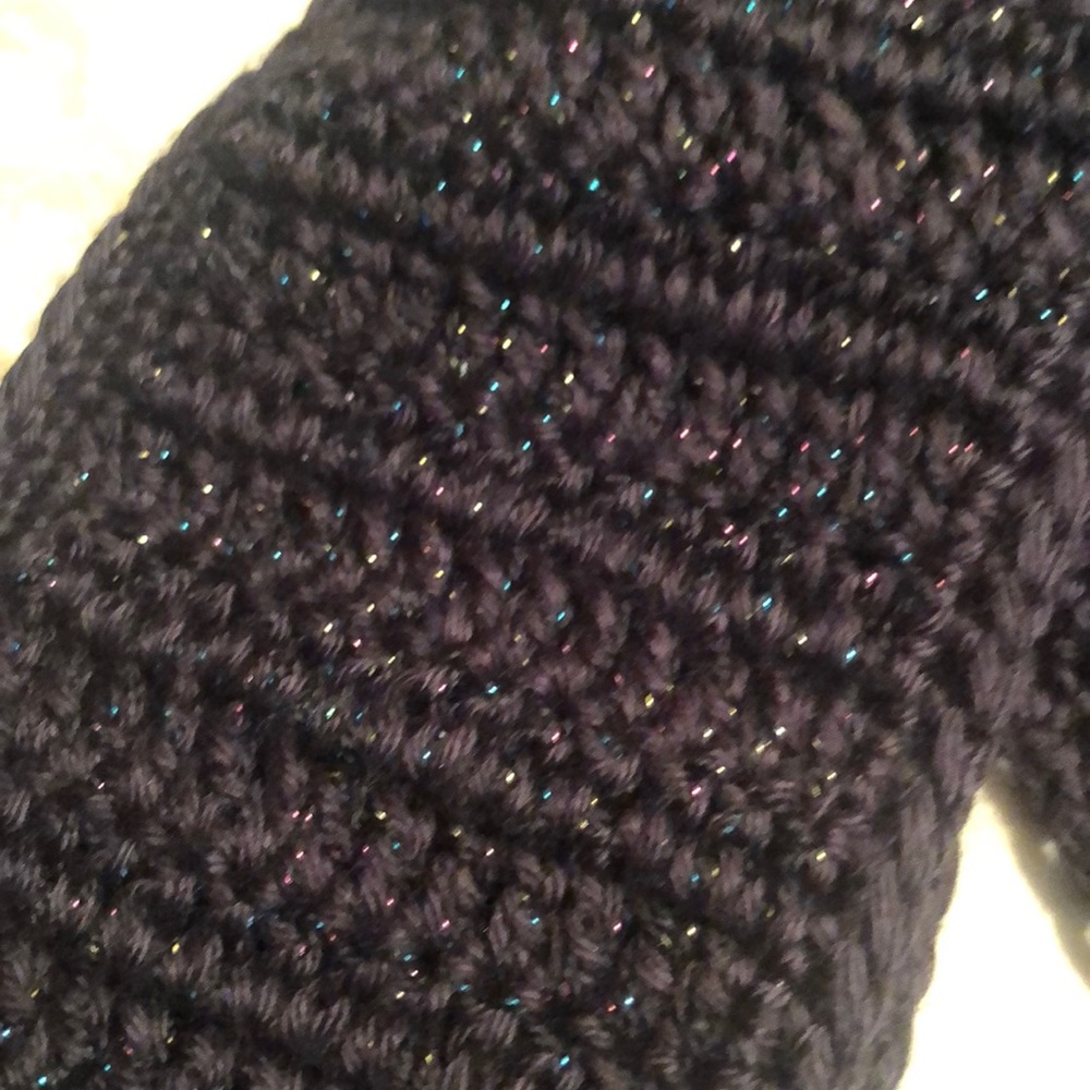 Beautiful hand knitted very soft black scarf - Picture 3 of 3